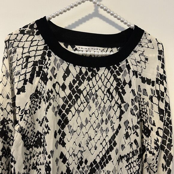 Trina Turk top Womens L Snakeskin Print office mature Pullover Top silk READ - Picture 4 of 7